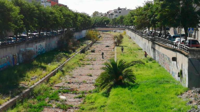 $!La riera con el Pont de França y con la pasarela frente a local de los Nens del Vendrell.