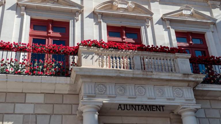 Un detalle del balcón del Ayuntamiento, con flores naturales. Foto: DT