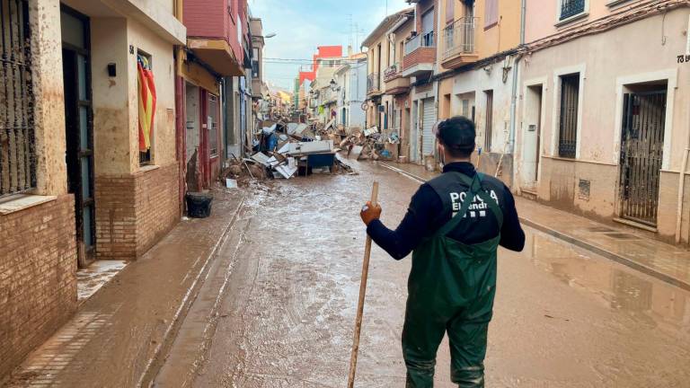 $!Los policías locales de El Vendrell han colaborado en las tareas de limpieza.