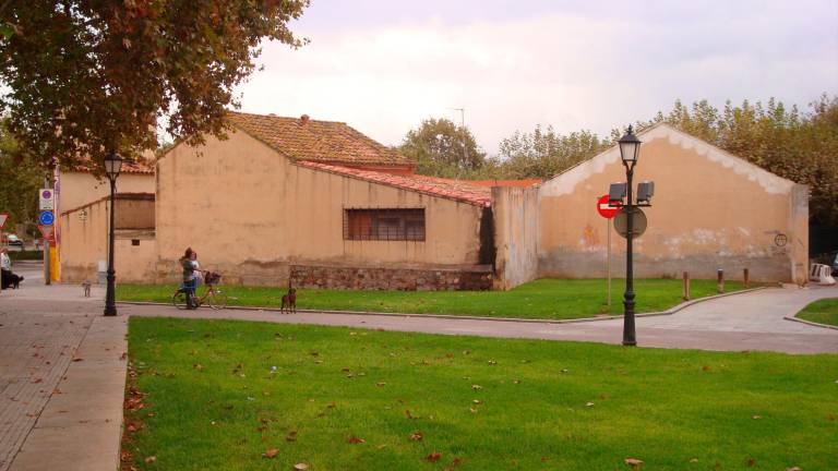 La Casa de la Festa se ubicará en los almacenes en desuso que hay detrás de la Escola Municipal de Música. Foto: Aj. Cambrils