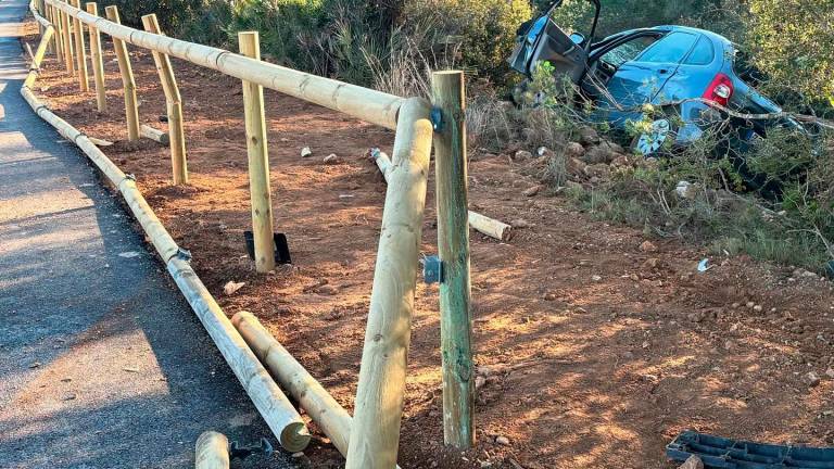 $!Un coche se lleva por delante el carril bici a punto de estrenar en Albinyana