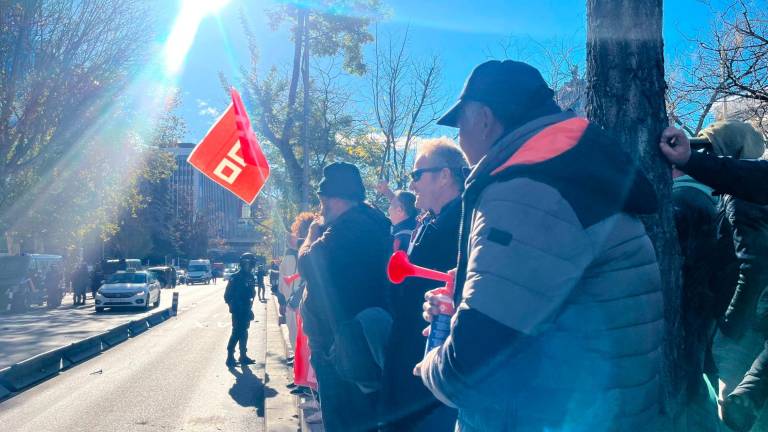 Los manifestantes, enfrente de la sede de la Comisión Europea, en Madrid. Foto: Carla Pomerol