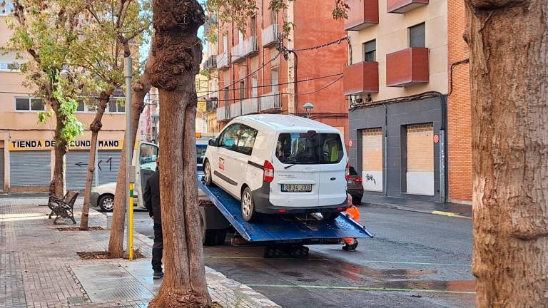 $!La grúa se lleva el coche de José Luis Rodríguez, vecino de la Part Baixa. Foto: Norián Muñoz