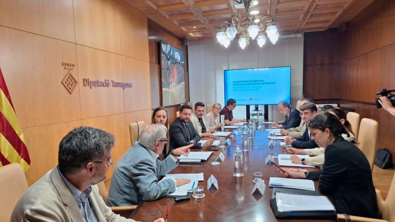 Reunión esta tarde de los miembros de la comisión mixta Diputació de Tarragona/URV para conocer el convenio. Foto: N.M.