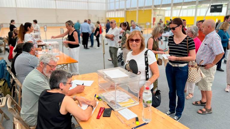 Imagen de las votaciones de este domingo en un colegio electoral de Reus. Foto: Alfredo González