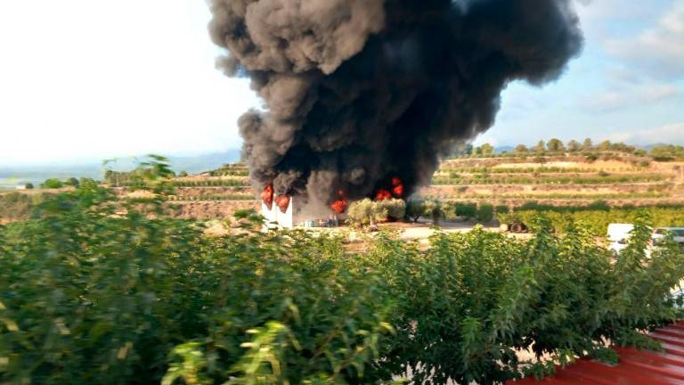 Un gran humo negro se ha podido ver por culpa del incendio.