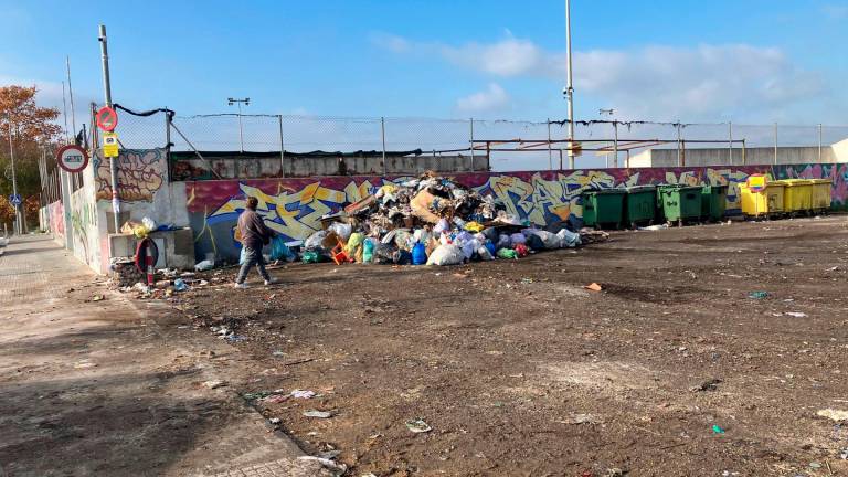 $!Los vecinos temen que la zona vuelva a desbordarse de basura. FOTO. JMB