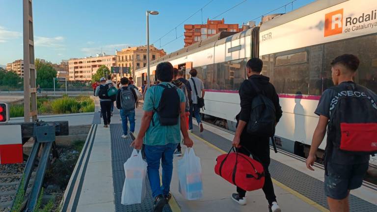 $!De vuelta a Tortosa en regional y bus: de la resignación al nerviosismo en Sant Vicenç de Calders