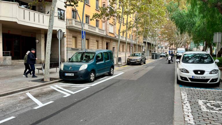 L’aspecte que mostra ara el carrer, amb un sol carril per a cotxes i l’altre transformat en zona de càrrega i descàrrega, aparcament de motos i espai per als contenidors de brossa. Foto: Alfredo González