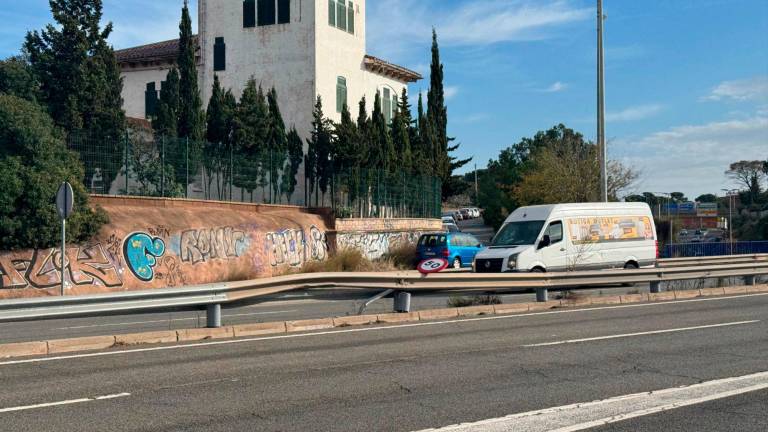 El quitamiedos dañado de la N-240, a pocos metros del puente de la A-7. Foto: Marc Bosch