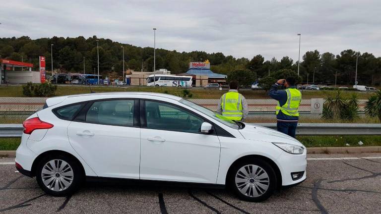 Agentes de la UOM, de paisano, controlando el área de servicio Mèdol, en Tarragona. Foto: DT