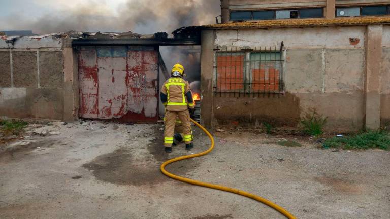 Un bombero apagando el incendio. Foto: Bombers de la Generalitat