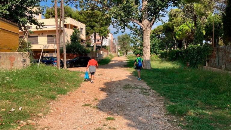 Son muchos los vecinos que caminan por el trazado del torrente.