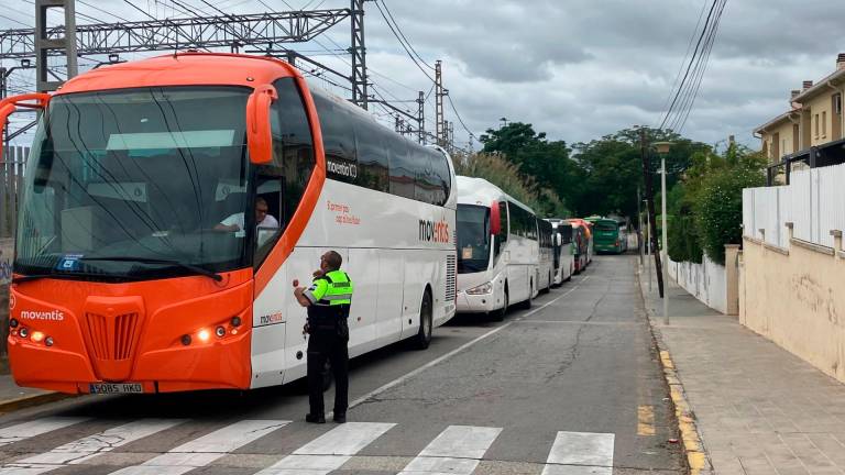 $!La acumulación de autocares dificulta a los vecinos entrar y salir de sus aparcamientos. FOTO. JMB