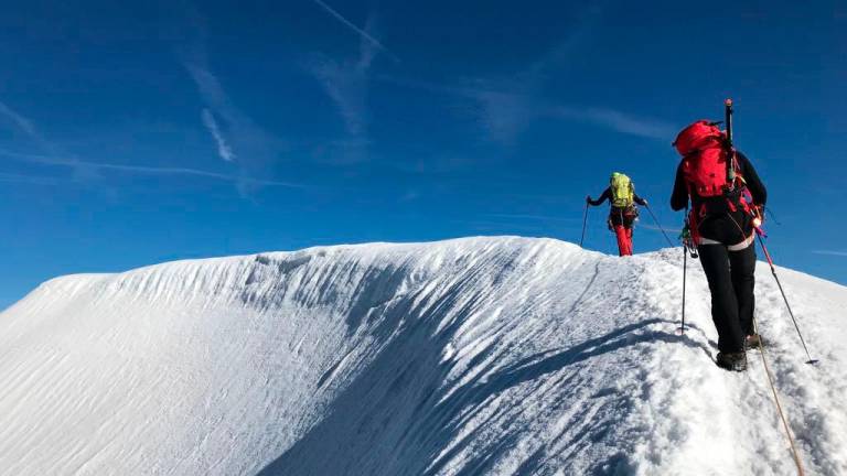 Dos escaladores en la cima del Mont Blanc. Foto: Lugares de Aventura