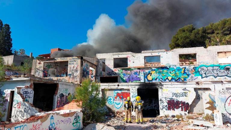 El incendio en la antigua fábrica. FOTO: BOMBERS