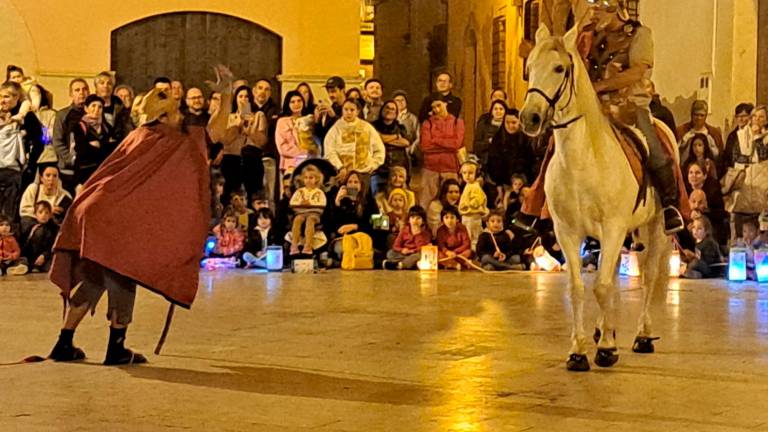 El mendigo recibe la mitad de la capa de Sant Martí, para abrigarse. foto: Joan Boronat