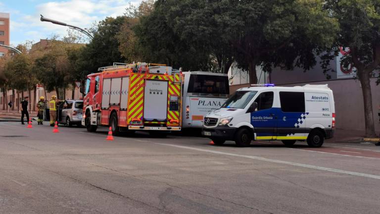 Los equipos de emergencia en el lugar del accidente. Foto: Àngel Juanpere