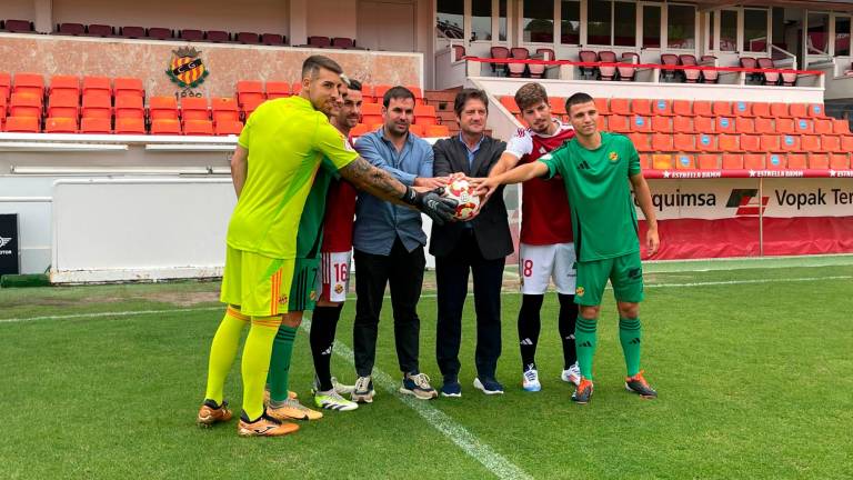 Los últimos cinco fichajes del Nàstic posan junto a Javi Sanz y Lluis Fàbregas. Foto: JM