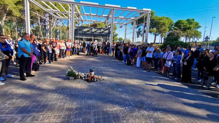 120 personas han recordado a la compañera asesinada hace seis meses. Foto: Àngel Juanpere