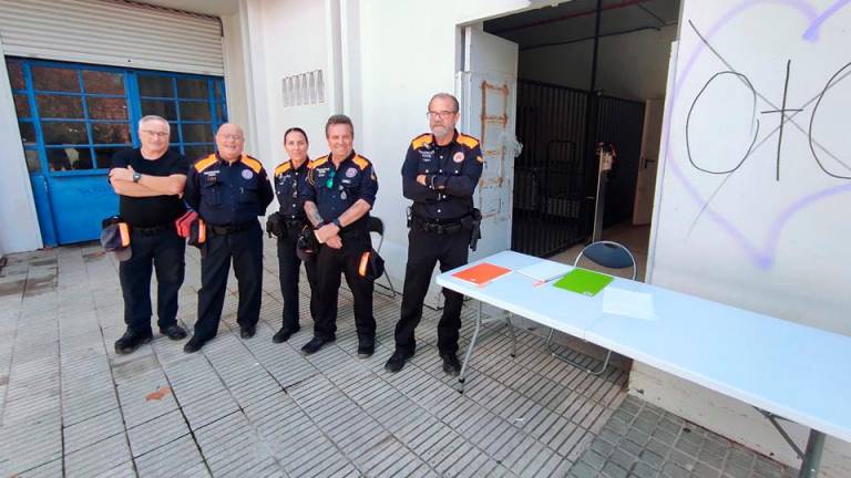 $!Protección Civil de Calafell atiende en el punto de recogida.