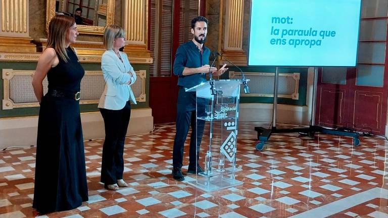 De izquierda a derecha, la alcaldesa Sandra Guaita; la presidenta de la Diputació de Tarragona, Noemí Llauradó; y el creativo Manuel Moranta. FOTO: M.P.