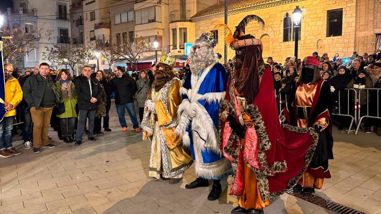 Los Reyes desfilando por las calles de Valls ayer por la noche. foto: ajuntament de valls