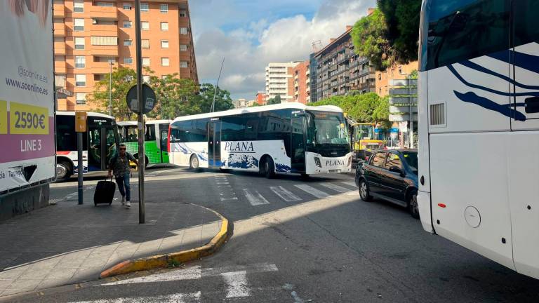 Los autobuses tienen dificultades para poder salir de la estación. Foto: C. Pomerol