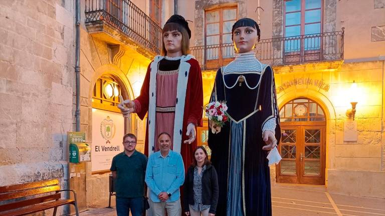 $!Los gegants de El Vendrell con miembros de la entidad.