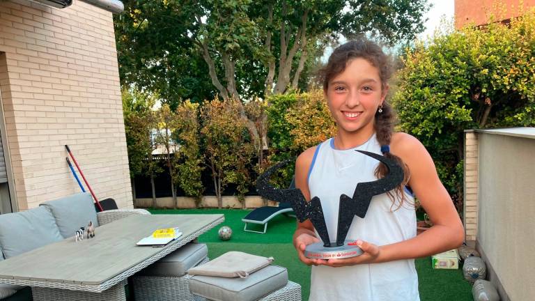 Arina en su casa de Calafell con el trofeo del Torneo Rafa Nadal. FOTO: JMB