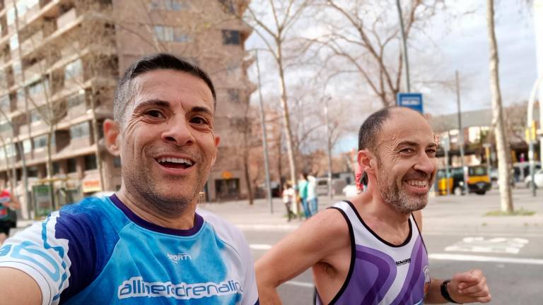 $!Xavi Moya (izquierda), junto al atleta y preparador físico Jesús Gellida, durante la maratón de Barcelona. Foto: DT