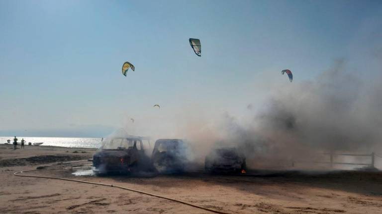 Los bomberos durante la extinción. Fotos: Bombers de la Generalitat