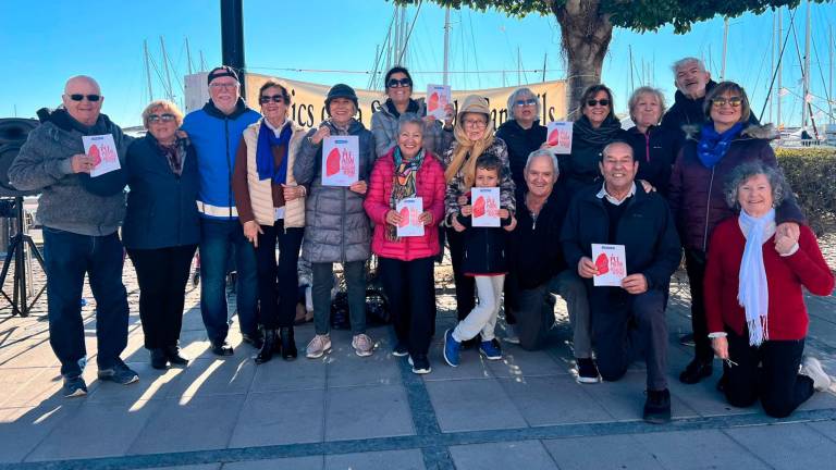 Un grupo de personas solidarias en Cambrils. Foto: Alfredo González