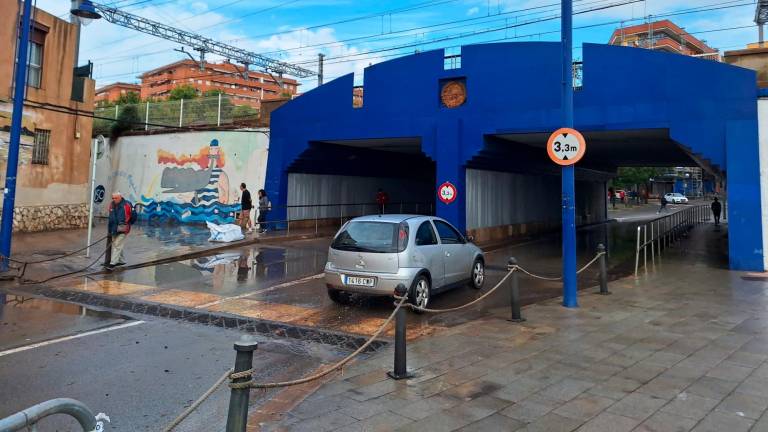 $!El puente de entrada al Serrallo se ha puesto en funcionamiento a primera hora de la mañana. Foto: Norián Muñoz