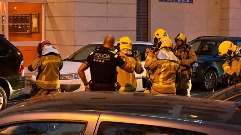 $!Un fuego arrasa un piso del centro de Reus y obliga a evacuar todo el edificio