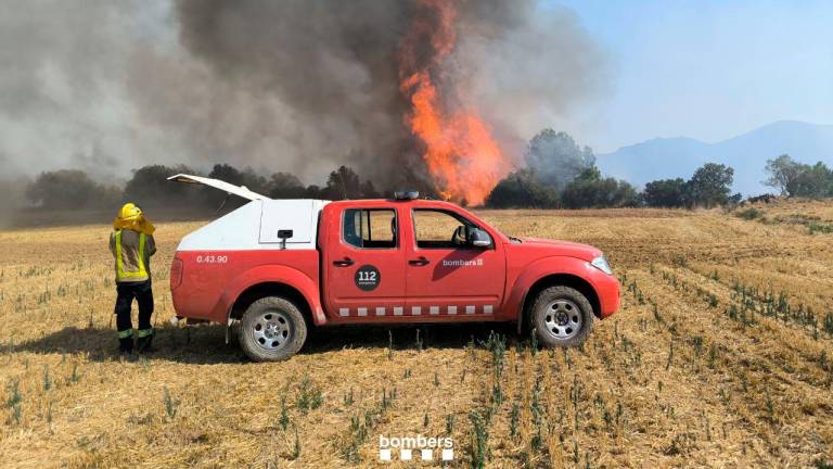 El incendio quema masa forestal y ha provocado focos secundarios en campos cercanos. Foto: Bombers