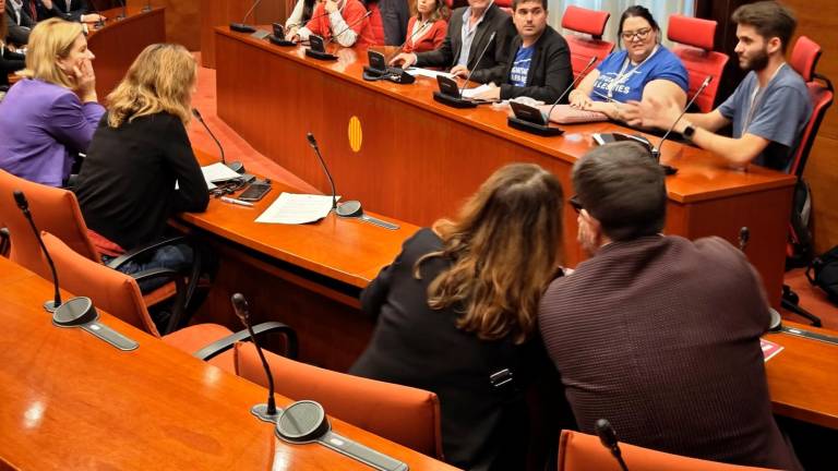 Representantes de las plataformas de usuarios del transporte ferroviario, en el Parlament de Catalunya. Foto: N. Riu