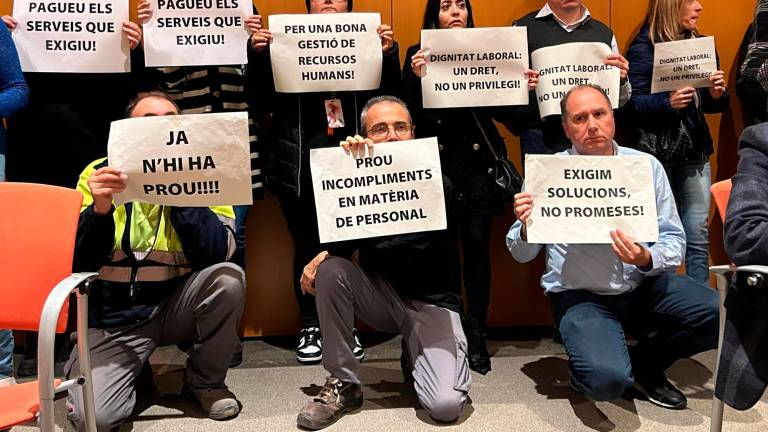 Algunos de los manifestantes durante el pleno del Ayuntamiento de Cambrils de este viernes. Foto: MCG