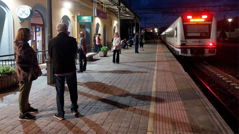 Usuarios esperando en la estación de Valls. Foto: M. Plana