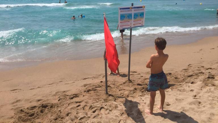 En algunas playas hay bandera roja que indica el mayor peligro en el mar. Foto: JMB