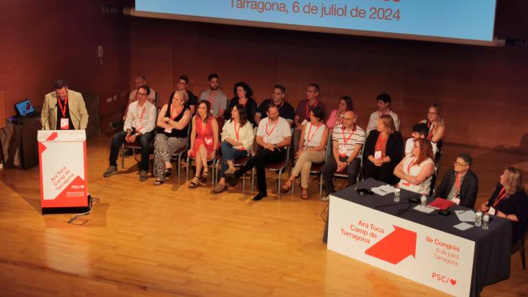 Fran Morancho, a la izquierda, durante su intervención ante los delegados, acompañado por la nueva ejecutiva. Foto: Àngel Juanpere