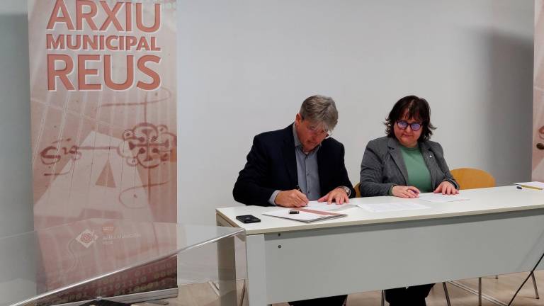 Jordi Bofarull-Vilar Pedrola y la edil Flores, en el momento de la firma del contrato de cesión del fondo. Foto: Cristina Valls