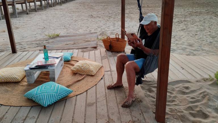 Josep Manrique, un dels usuaris que freqüenta la biblioplatja. foto: x. botella