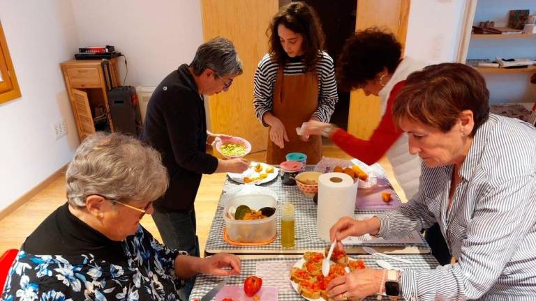 Taller de snacks saludables en Botarell, una de las actividades del proyecto de acompañamiento nutricional para personas con demencia y sus cuidadores. Foto: cedida