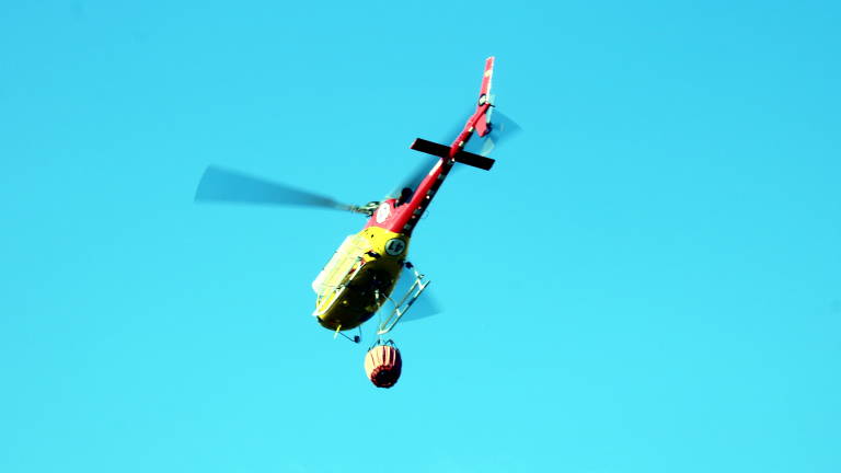 Un helicòpter dels bombers en l'incendi a Santa Coloma de Queralt. Foto: ACN