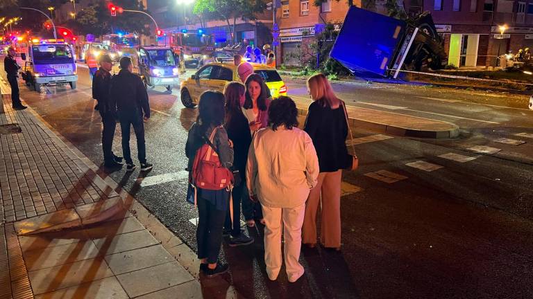 La teniente de alcalde de la Paeria, Cristina Morón, en el lugar donde se ha accidentado un camión tráiler en la entrada de Lleida. Foto: ACN