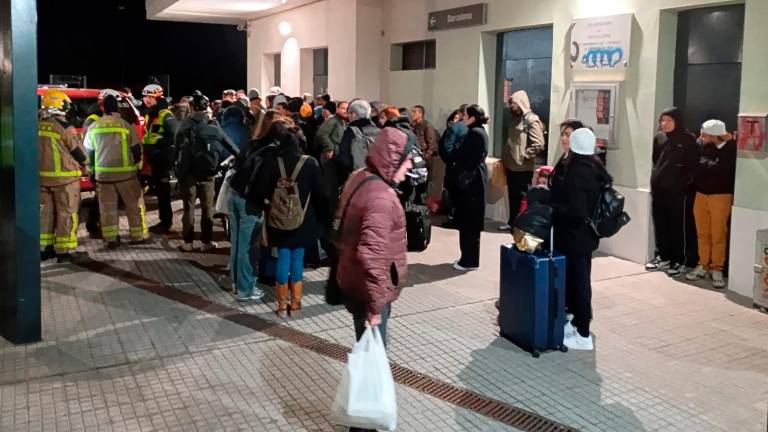 La estación de Picamoixons, llena de gente esperando al bus de rescate. Foto: DT