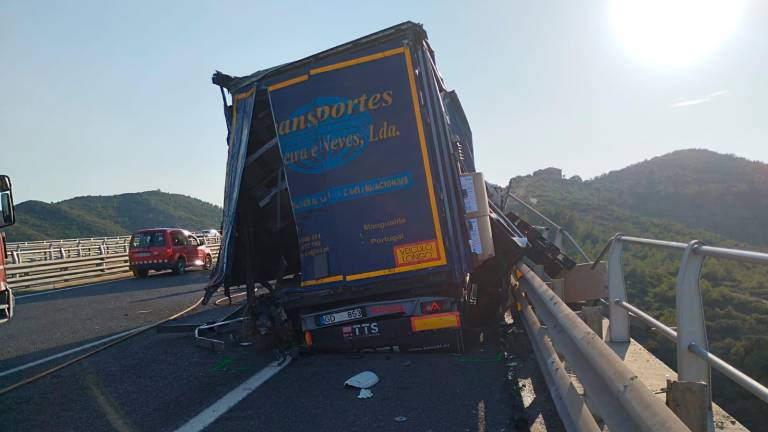 $!El camionero que quedó a un suspiro de caer por un puente en Tarragona