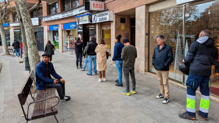 Esperas para hacerse con un décimo de última hora en la administración de La Pastoreta de Reus. Foto: Àngel Ullate