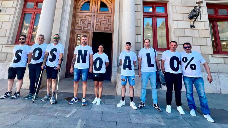 Empleados de la basura, delante del ayuntamiento de Reus, pidiendo «SOS, no al 0%». FOTO: Alfredo González